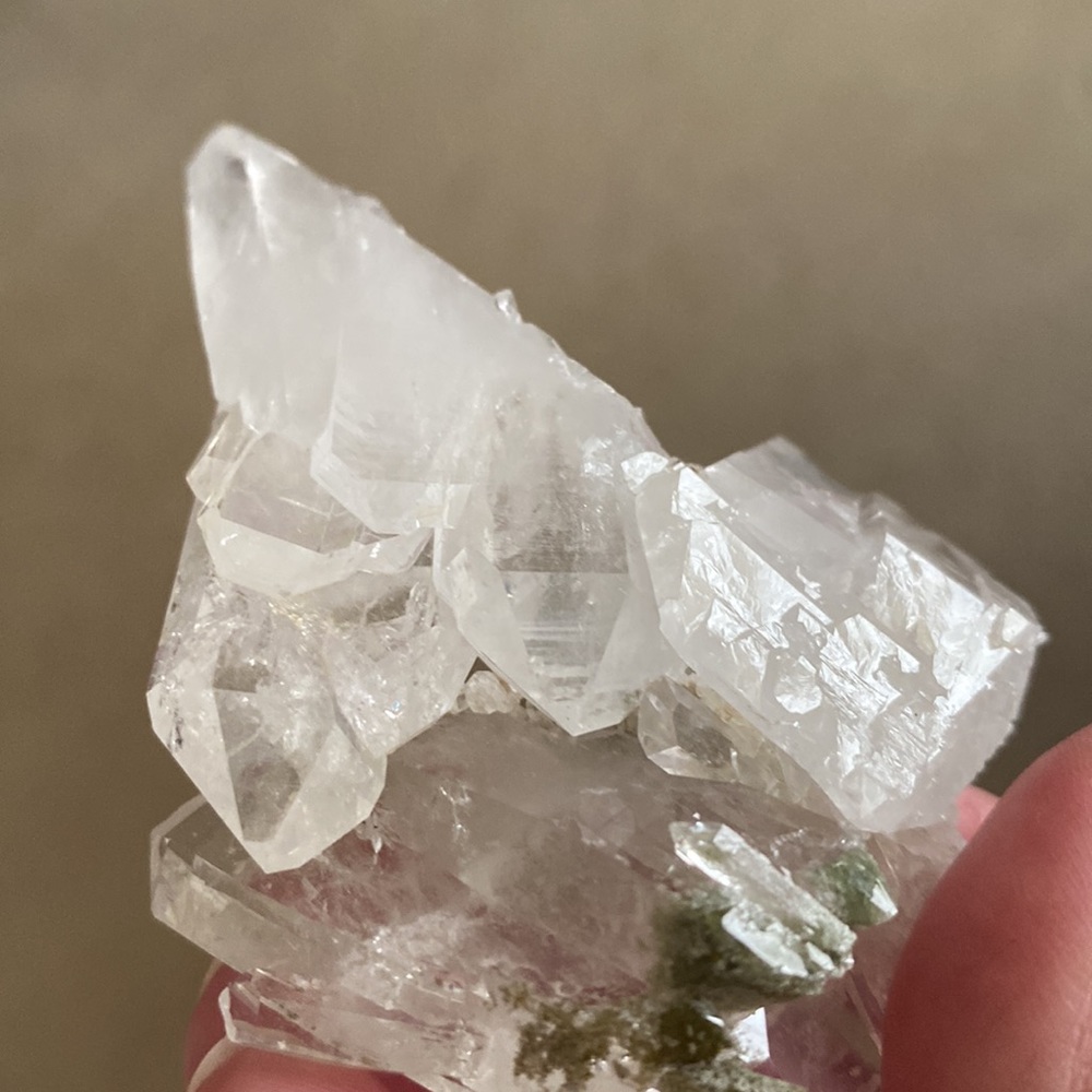 🔥AAA QUALITY QUARTZ CLUSTER🔥Points all over + 🌈. 3”X 2.5”X1”. STUNNING - Picture 13 of 17